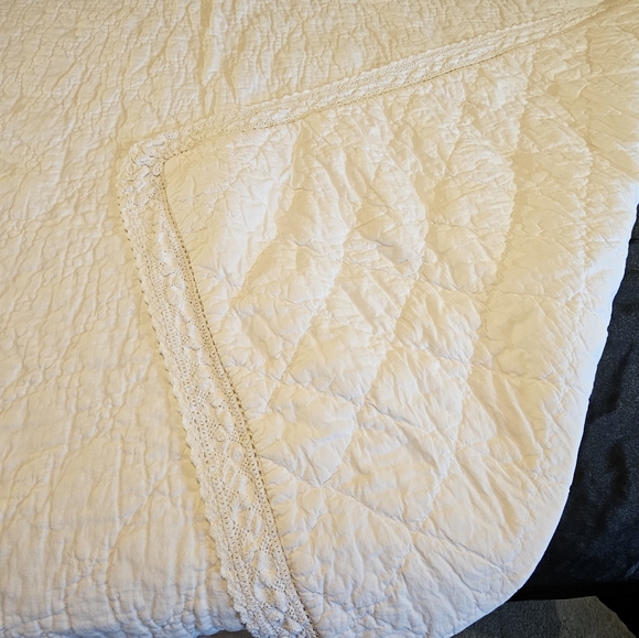 Simply Shabby Chic White Quilt with Lace Trim. Twin - Picture 4 of 7